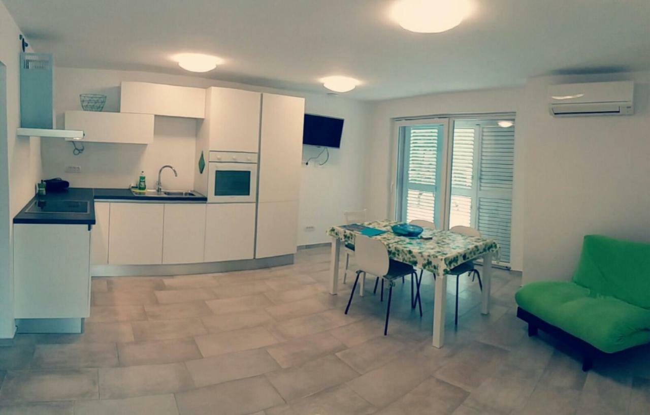 Apartments Mestrovic Лопар Екстериор снимка