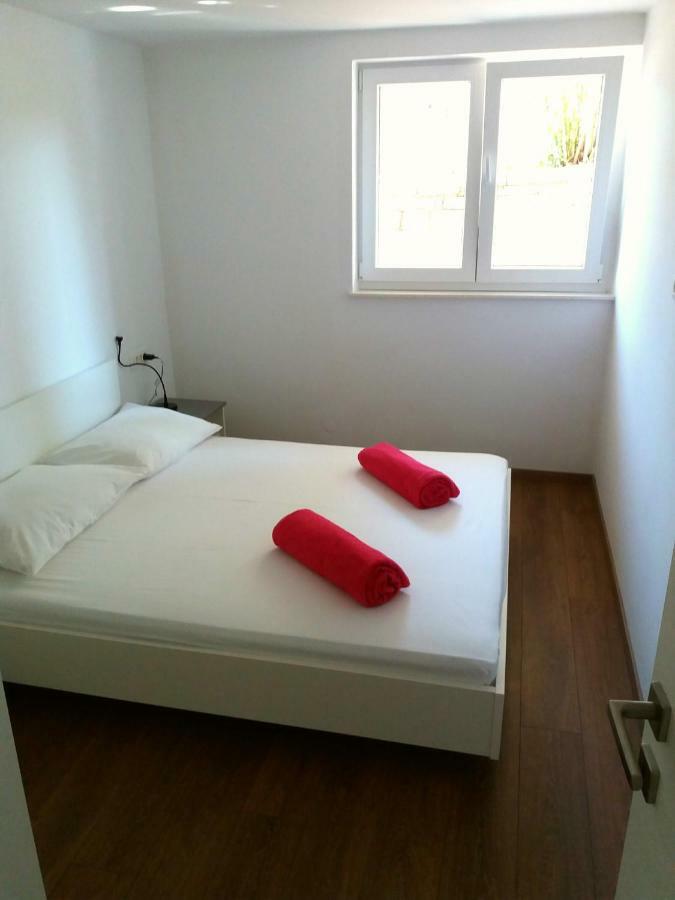 Apartments Mestrovic Лопар Екстериор снимка